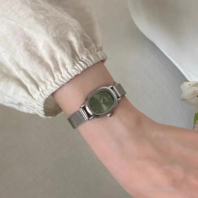 Luxury Watch With Green Dial - Reloj verde con esfera ovalada pequeña,